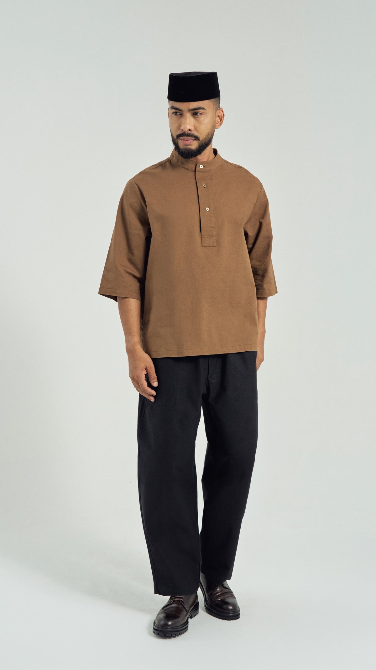 Kuadra Loose Fit Men Top Quarter Sleeve - Brown