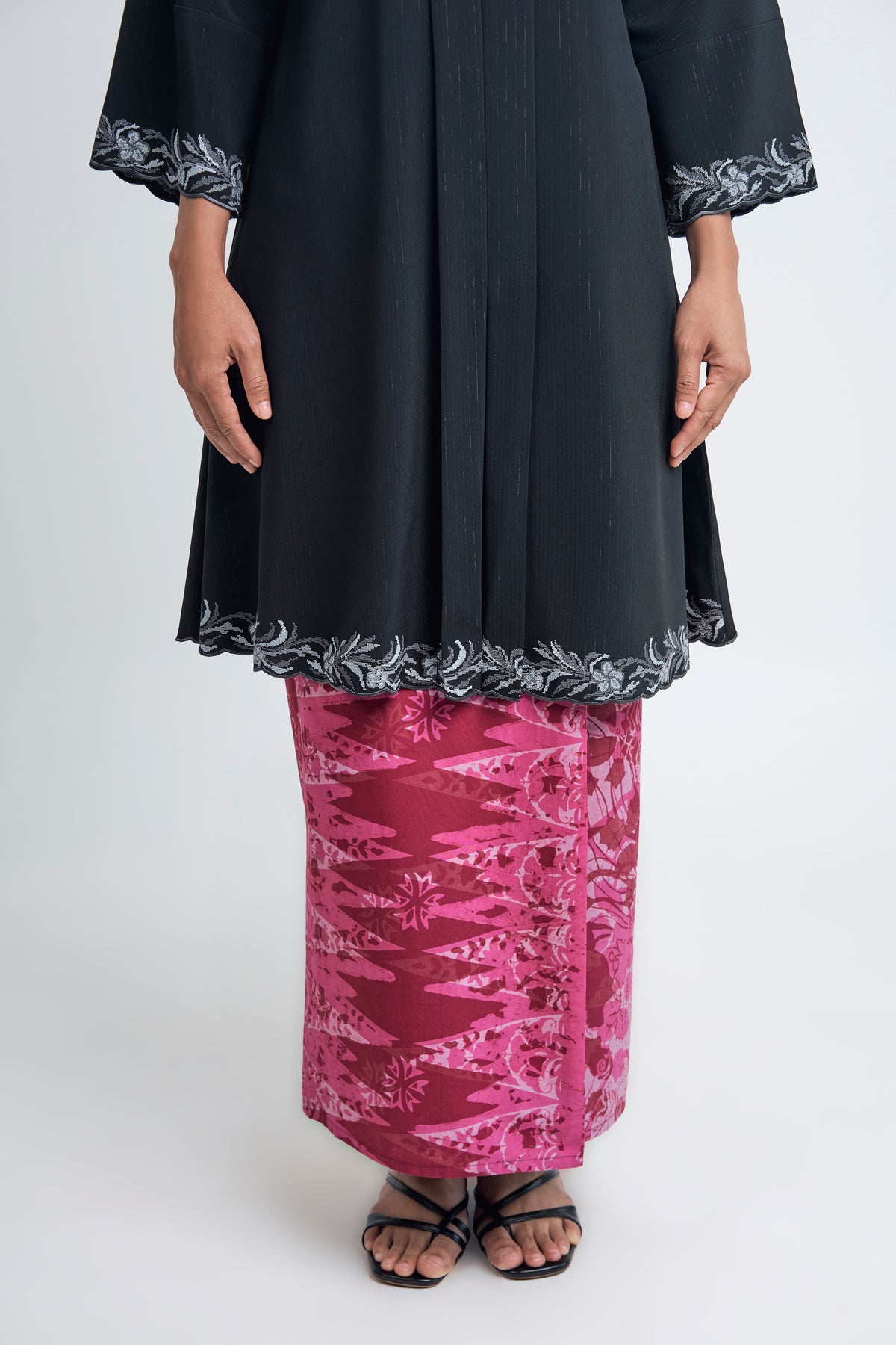 Nyonya Khatam Kemboja Kebaya Labuh - Black