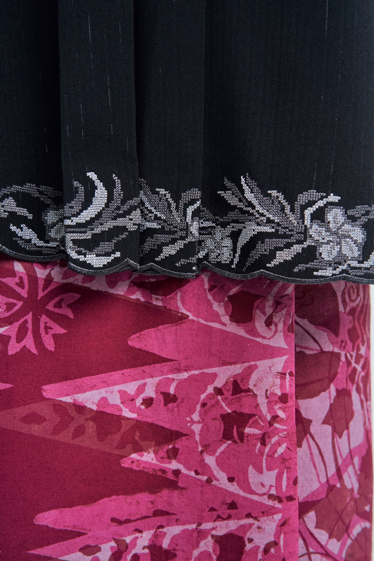 Nyonya Khatam Kemboja Kebaya Labuh - Black