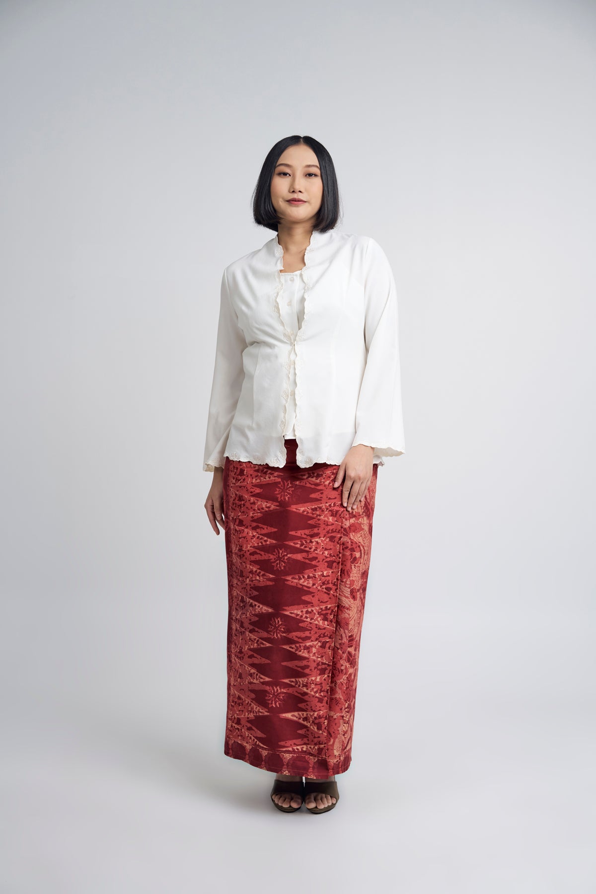 Nyonya Khatam Melor Kebaya Pendek Top - White