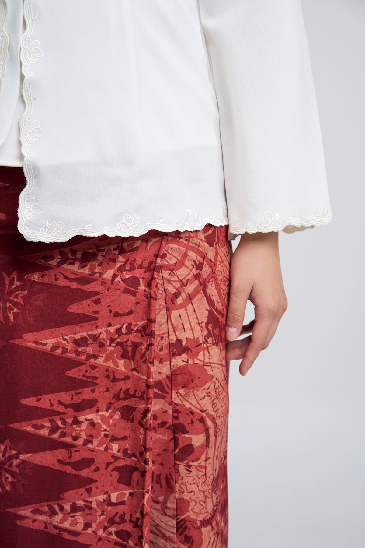 Nyonya Khatam Melor Kebaya Pendek - White