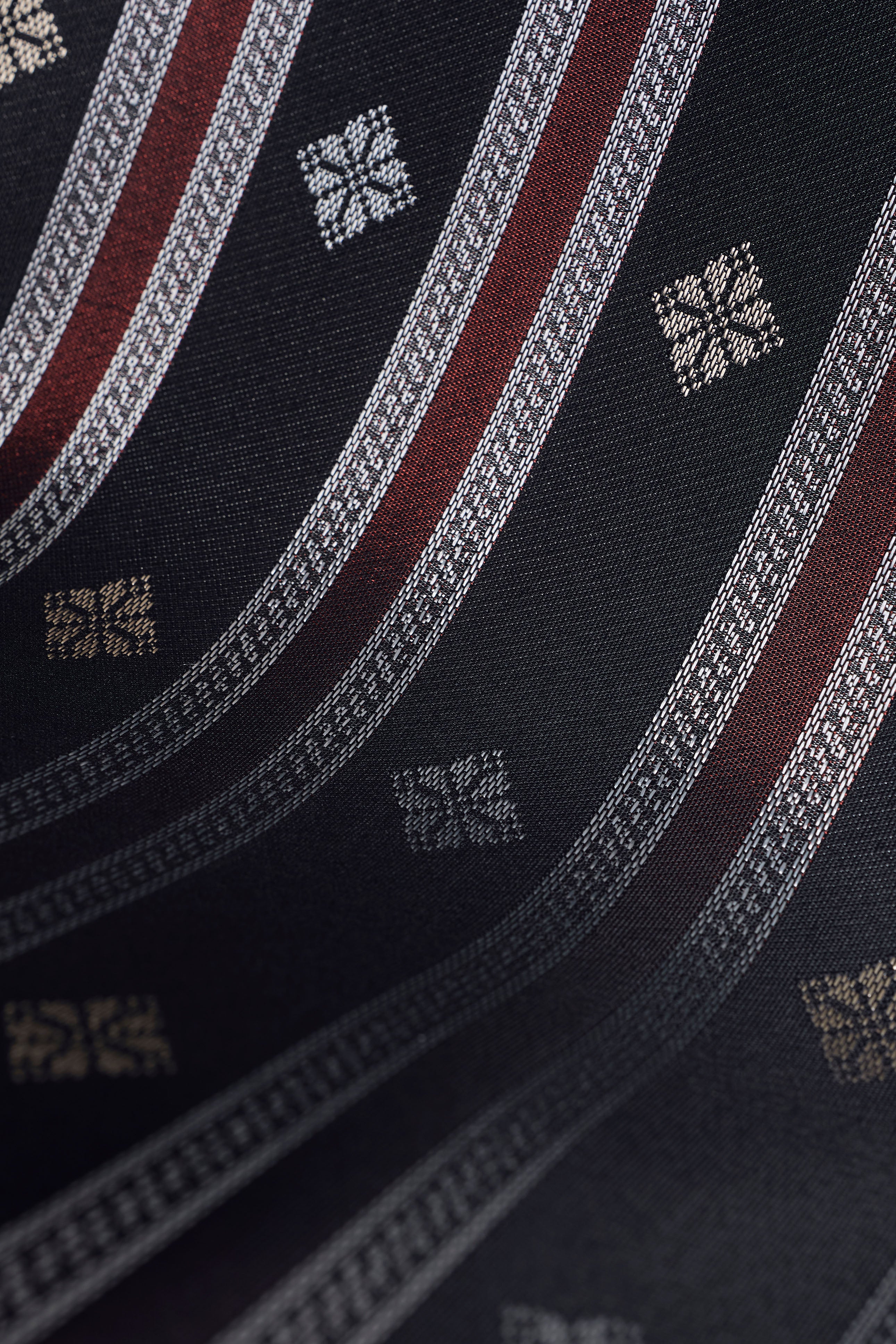 Samping Galur Kelopak - Hitam Merah