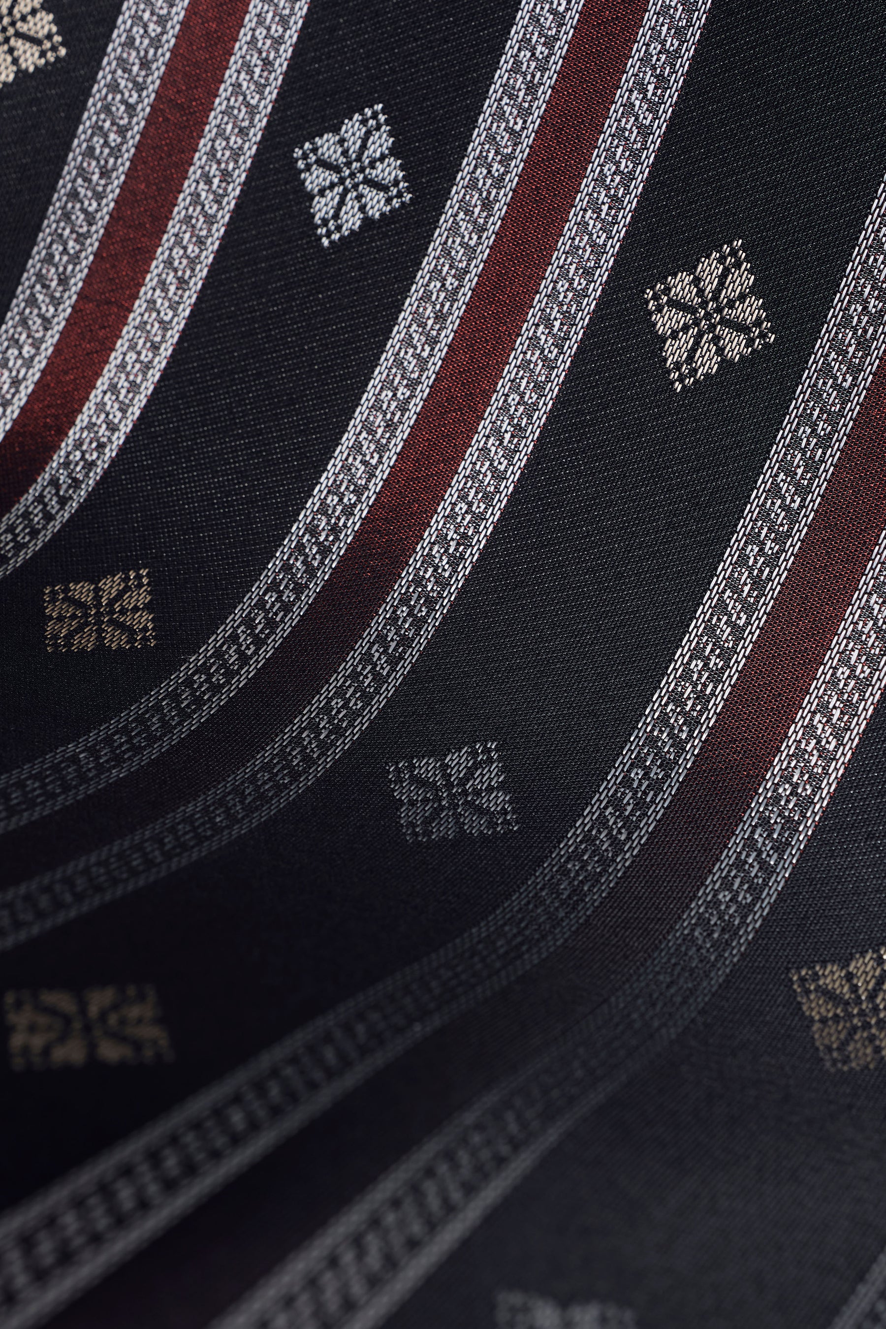 Samping Galur Kelopak - Hitam Merah