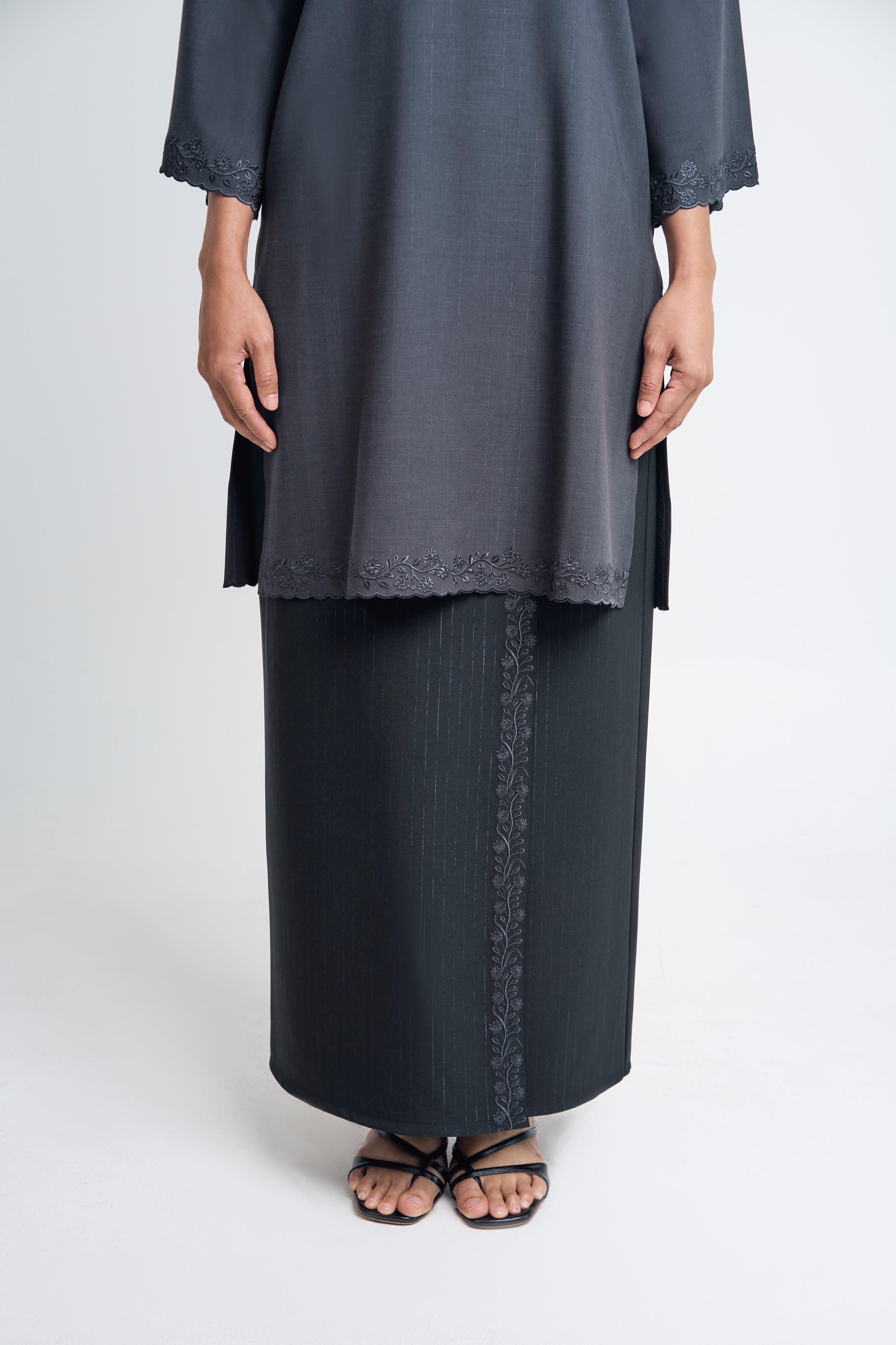 Setanjong Kurung Labuh  -  Black