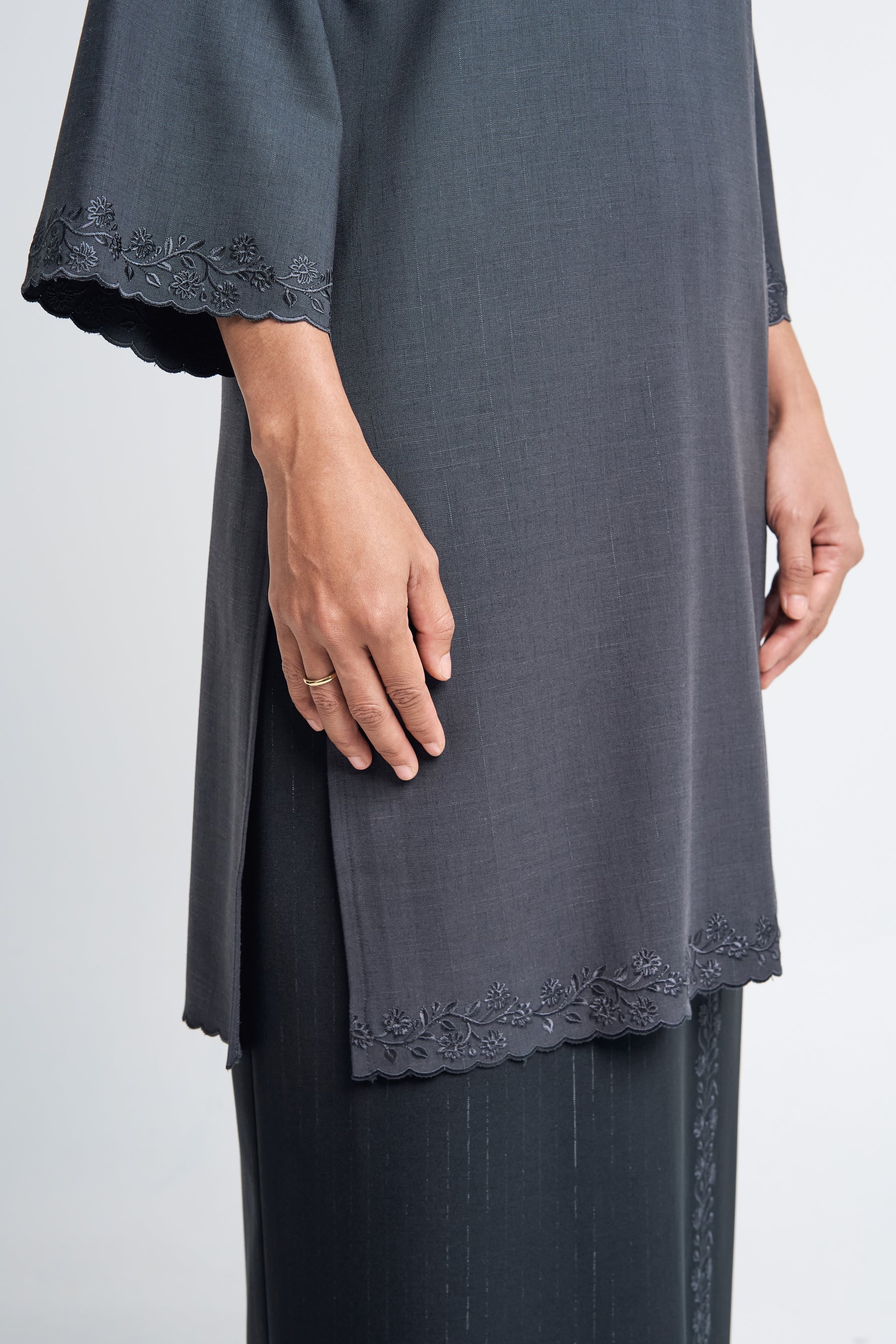 Setanjong Kurung Labuh  -  Black