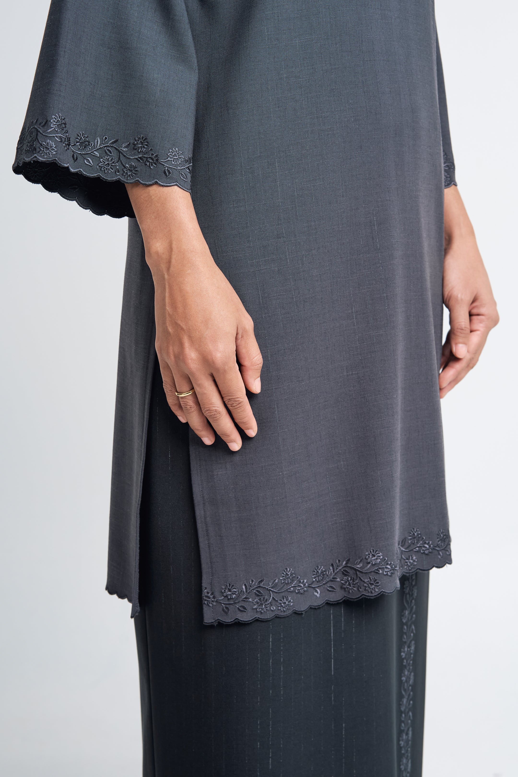 Setanjong Kurung Labuh  -  Black